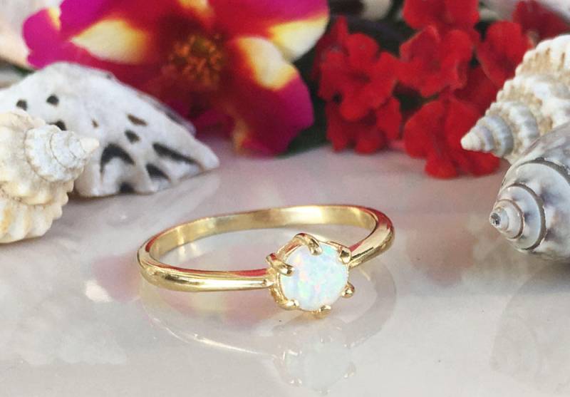 Weißer Opal Ring - Zarter Kleiner Schlichter Prong Goldring Edelstein Runder Für Den Alltag von HolyLandJewelry