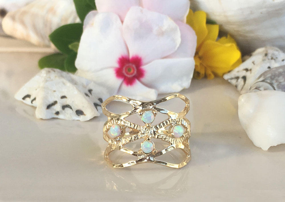 Weißer Opal Ring - Zarter Schlichter Prong Gold Gehämmerter Edelstein Alltags Schmuck von HolyLandJewelry