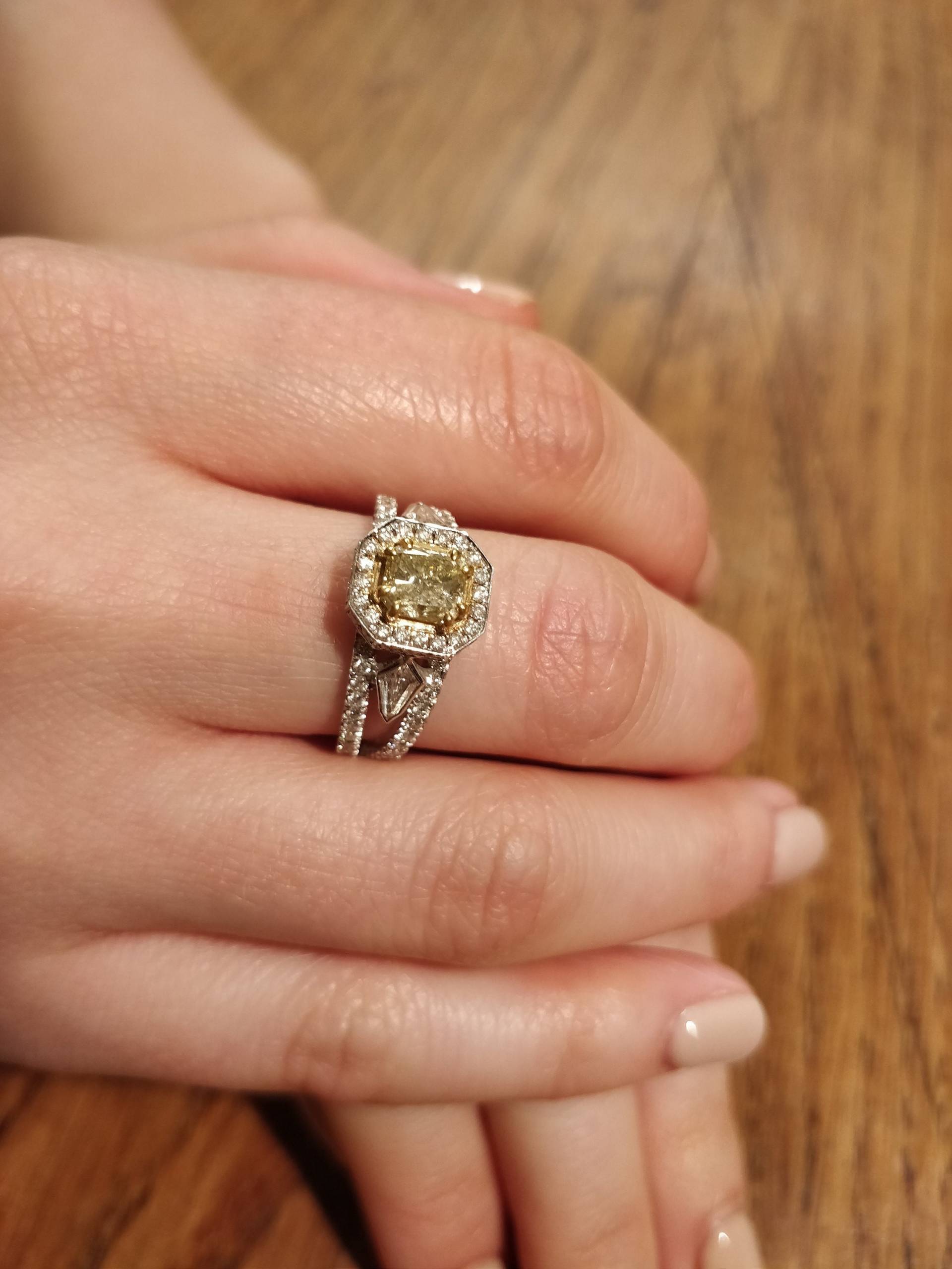 Kanarien Diamant Verlobungsring, Rechteckiger Halo Ring, Drei Stein Vintage Stil Verlobungsring Für Frauen von HolyLandLoveJewelry