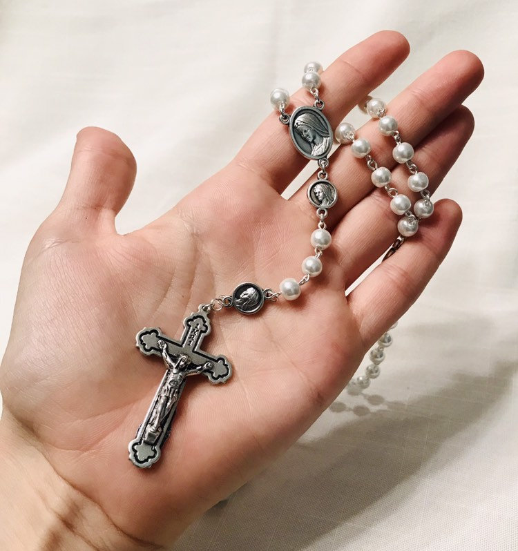 Glasperlen-Rosenkranz - Handgefertigter Rosenkranz Mit Jungfrau Maria Perlen, Silber Und Weiß Traditioneller Glasperlen-Rosenkranz - Handgefertigter Rosenkranz Mit Jungfrau Maria Perlen, Silber Und Weiß Traditioneller von HolyTraditions