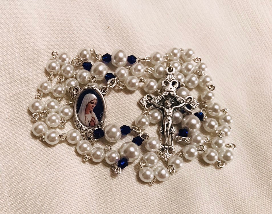 Perle Jungfrau Maria Rosenkranz - Handgemachter Mit Und Blauem Kristall Perle Jungfrau Maria Rosenkranz - Handgemachter Mit Und Blauem Kristall von HolyTraditions