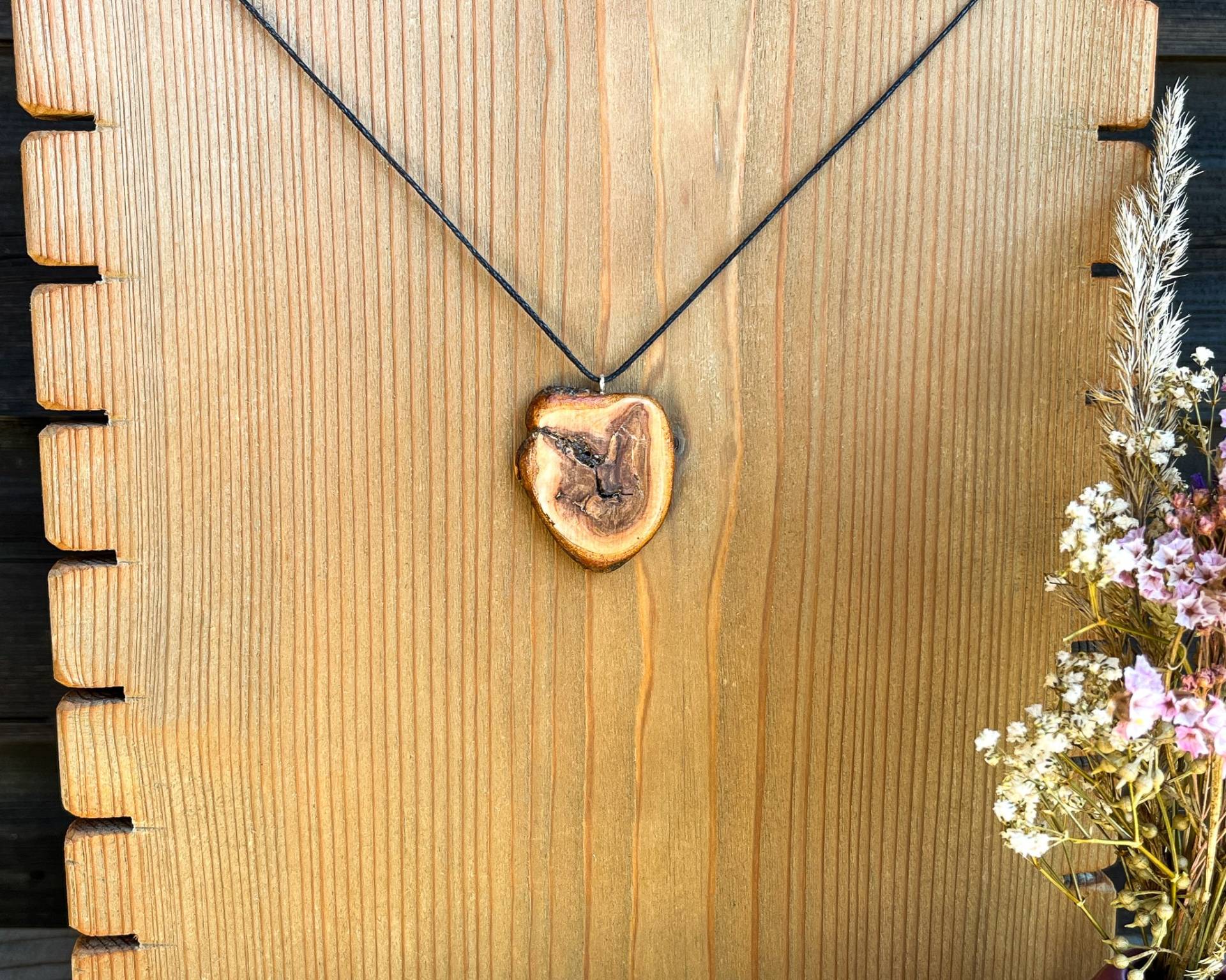 Holzschmuck Baumperle Pflaume | Kettenanhänger Aus Einer Holzschmuck Baumperle Pflaume | Kettenanhänger Aus Einer von HolzDrechselIdeen