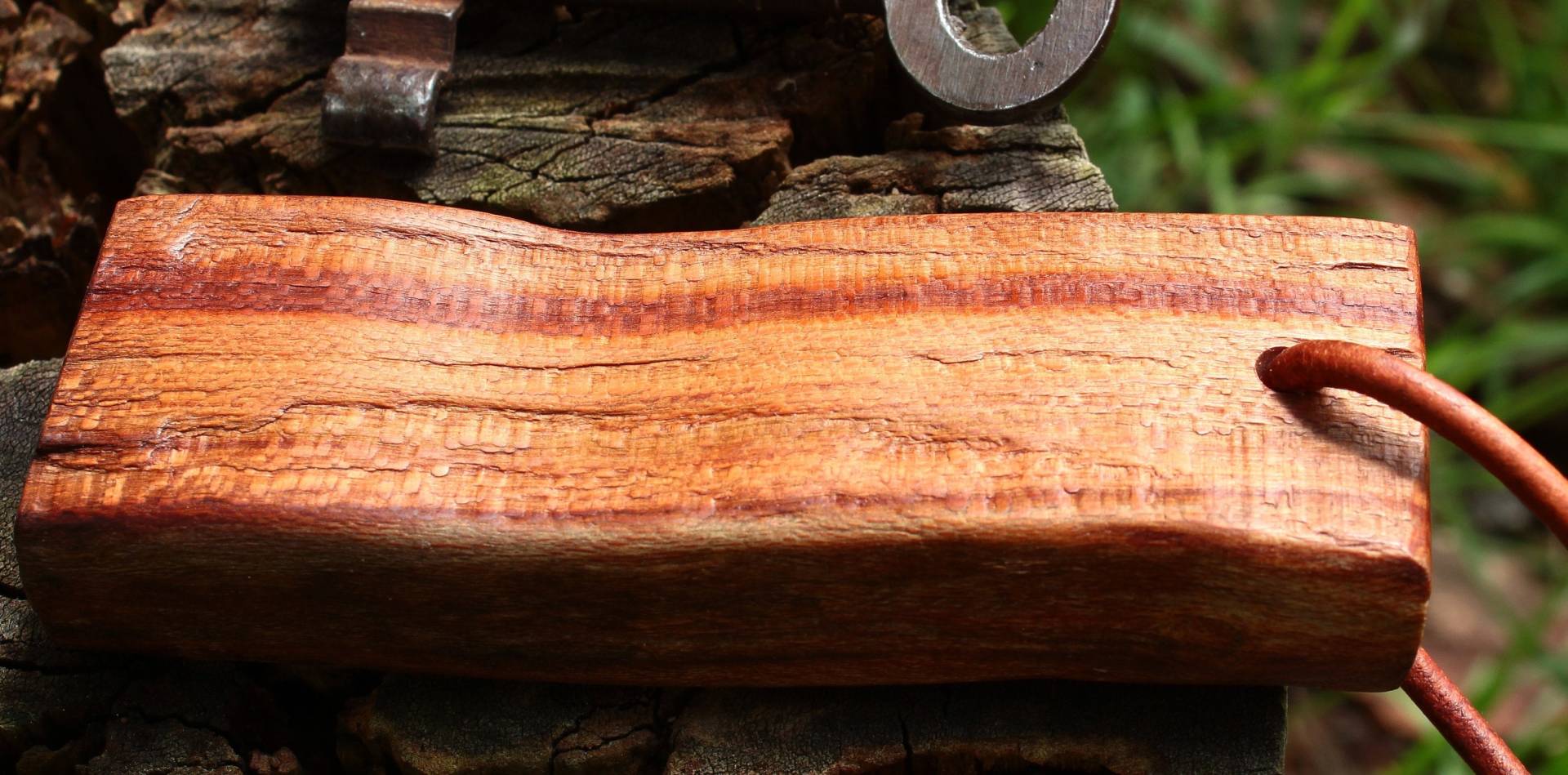 Schlüsselanhänger Aus Pflaumenbaumholz, Fingerschmeichler Mit Viel Struktur Beidseitig, Streichelweich Geschliffen Schlüsselanhänger Aus Pflaumenbaumholz, Fingerschmeichler Mit Viel Struktur Beidseitig, Streichelweich Geschliffen von HolzErlebnis