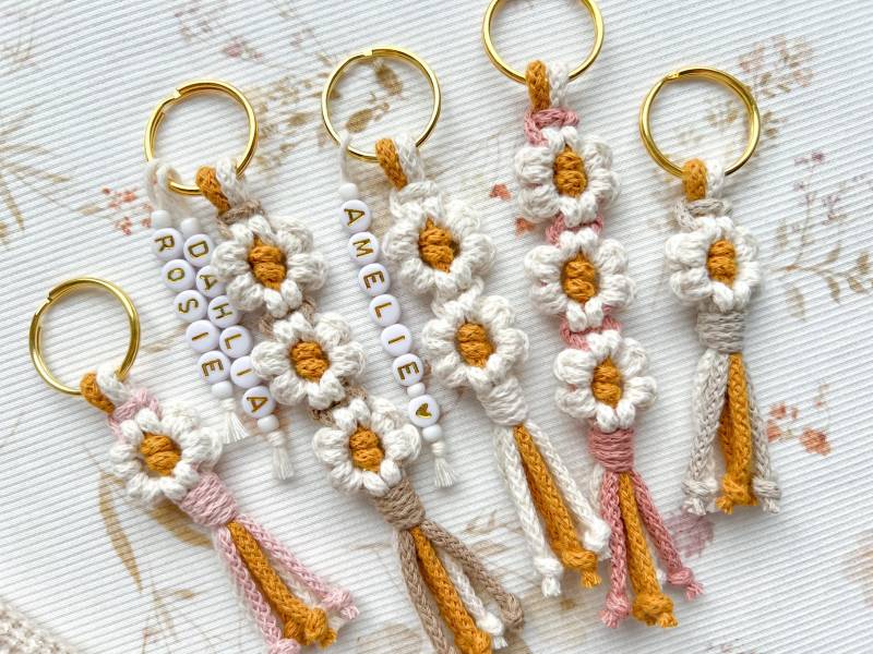 Schlüsselanhänger Gänseblümchen Mit Namen Makramee Blume Geschenk Für Frauen Personalisiert Sonnenblume Taschenanhänger von HolzHardin
