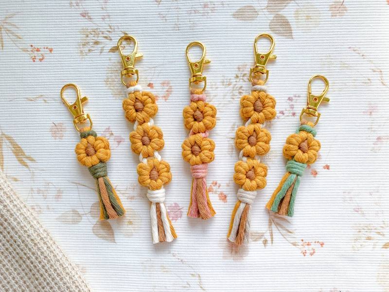 Schlüsselanhänger Sonnenblume Mit Namen Makramee Blume Geschenk Für Frauen Personalisiert Gänseblümchen Taschenanhänger von HolzHardin
