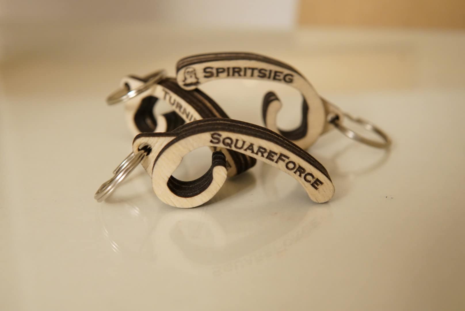 Disc-Clip Aus Holz Für Ultimate Frisbee Wurfscheiben - Personalisiert Anhänger Rucksack Geschenk Turnierpreis Disc-Clip Aus Holz Für Ultimate Frisbee Wurfscheiben - Personalisiert Anhänger Rucksack Geschenk Turnierpreis von HolzHarmonieSchmiede