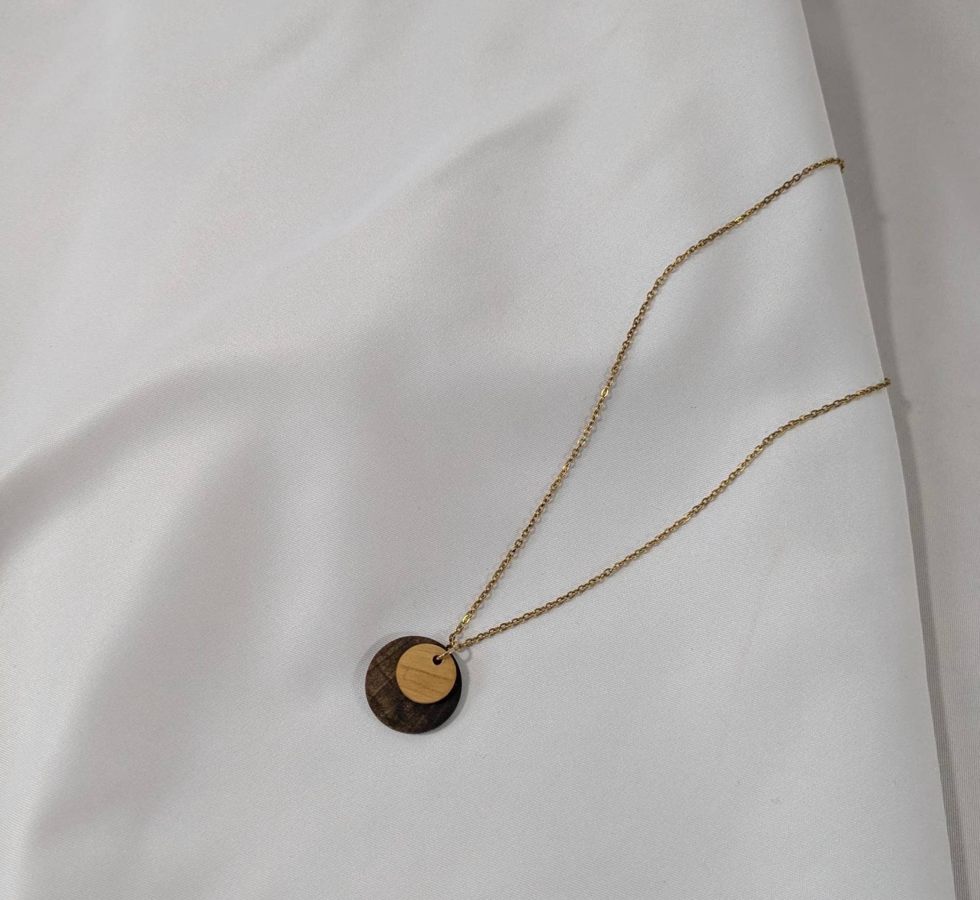 Handgemachter Holzanhänger Aus Nussbaum Und Kirschbaum, Naturschmuck Hell Dunkel, Halskette Mit Holz, Schmuck Rundem Anhänger Handgemachter Holzanhänger Aus Nussbaum Und Kirschbaum, Naturschmuck Hell Dunkel, Halskette Mit Holz, Schmuck Rundem Anhänger von HolzMast