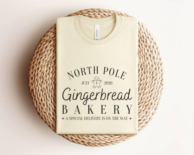 Schwangerschafts-Shirt Weihnachten | Gingerbread Bakery Baby Verkündung Mit Et Personalisierbar Schwangerschaftsverkündung von HolzScherePapier