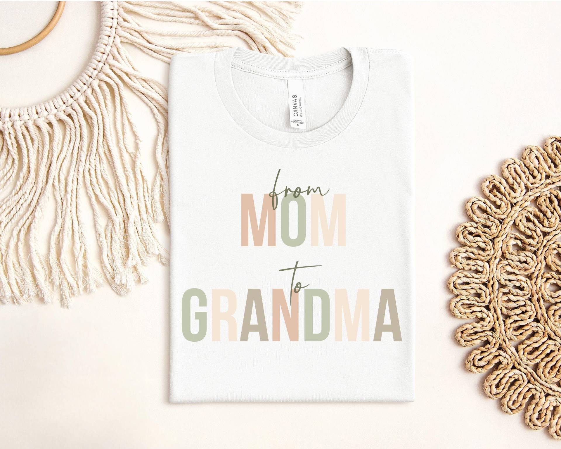 Shirt "From Mom To Grandma" | Geschenk Für Alle Omas, Zum Muttertag Oder Zur Verkündung Der Schwangerschaft von HolzScherePapier