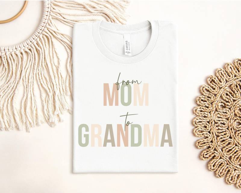 Shirt "From Mom To Grandma" | Geschenk Für Alle Omas, Zum Muttertag Oder Zur Verkündung Der Schwangerschaft von HolzScherePapier
