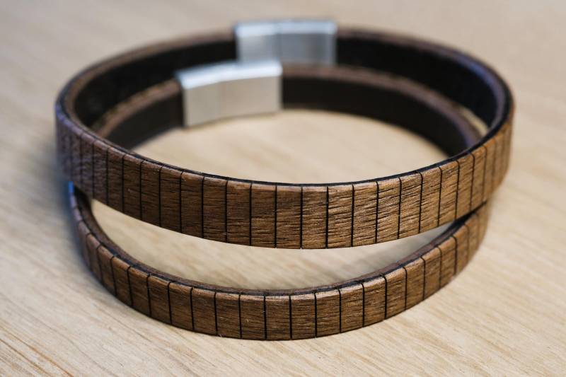 Armband Aus Nussbaumholz - Auf Leder Handgefertigt, Mit Magnetverschluss Edelstahl in Gold/Silber Partnerarmband Paare 2 Breiten Armband Aus Nussbaumholz - Auf Leder Handgefertigt, Mit Magnetverschluss Edelstahl in Gold/Silber Partnerarmband Paare 2 Breiten von HolzUndFeder