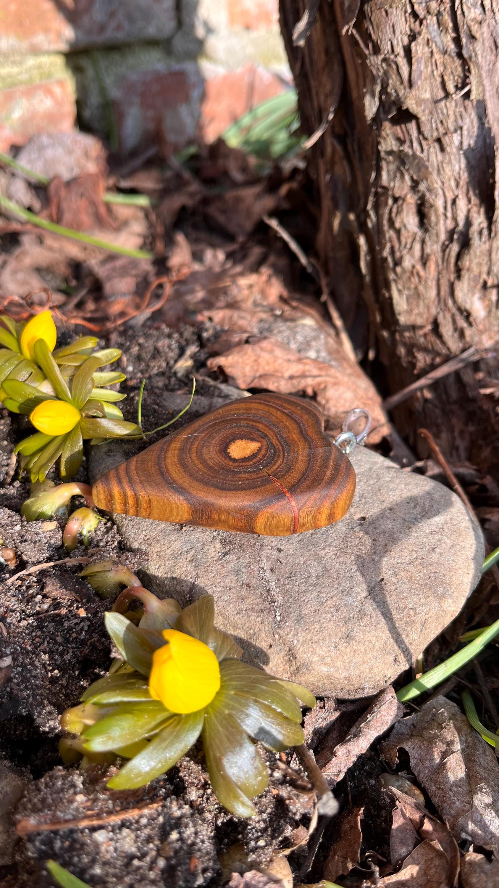 Herz Aus Essigbaum Holz, Wunderschöne Maserung, Antik Silberfarben Anhängerschlaufe, 2. Wahl, Narbe von HolzartikelVonJana