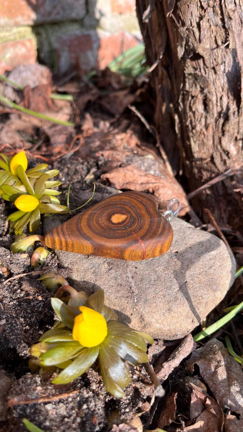 Herz Aus Essigbaum Holz, Wunderschöne Maserung, Antik Silberfarben Anhängerschlaufe, 2. Wahl, Narbe von HolzartikelVonJana