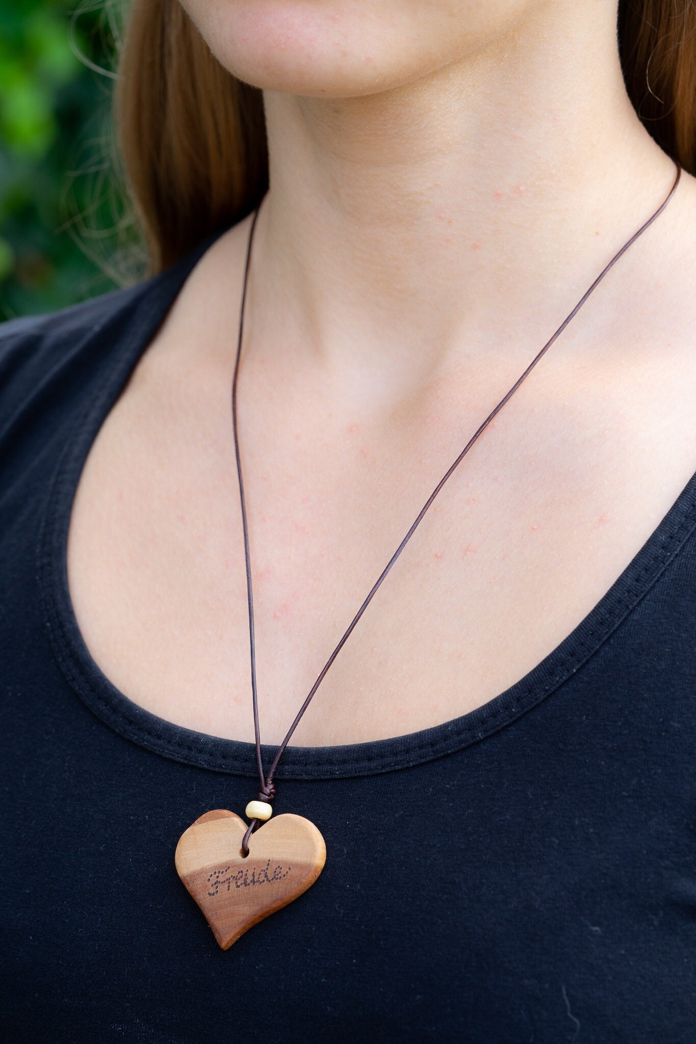 Kette Holz Herz, Lederband, Verstellbare Länge, Traubenkirsche, Geschenk von HolzartikelVonJana