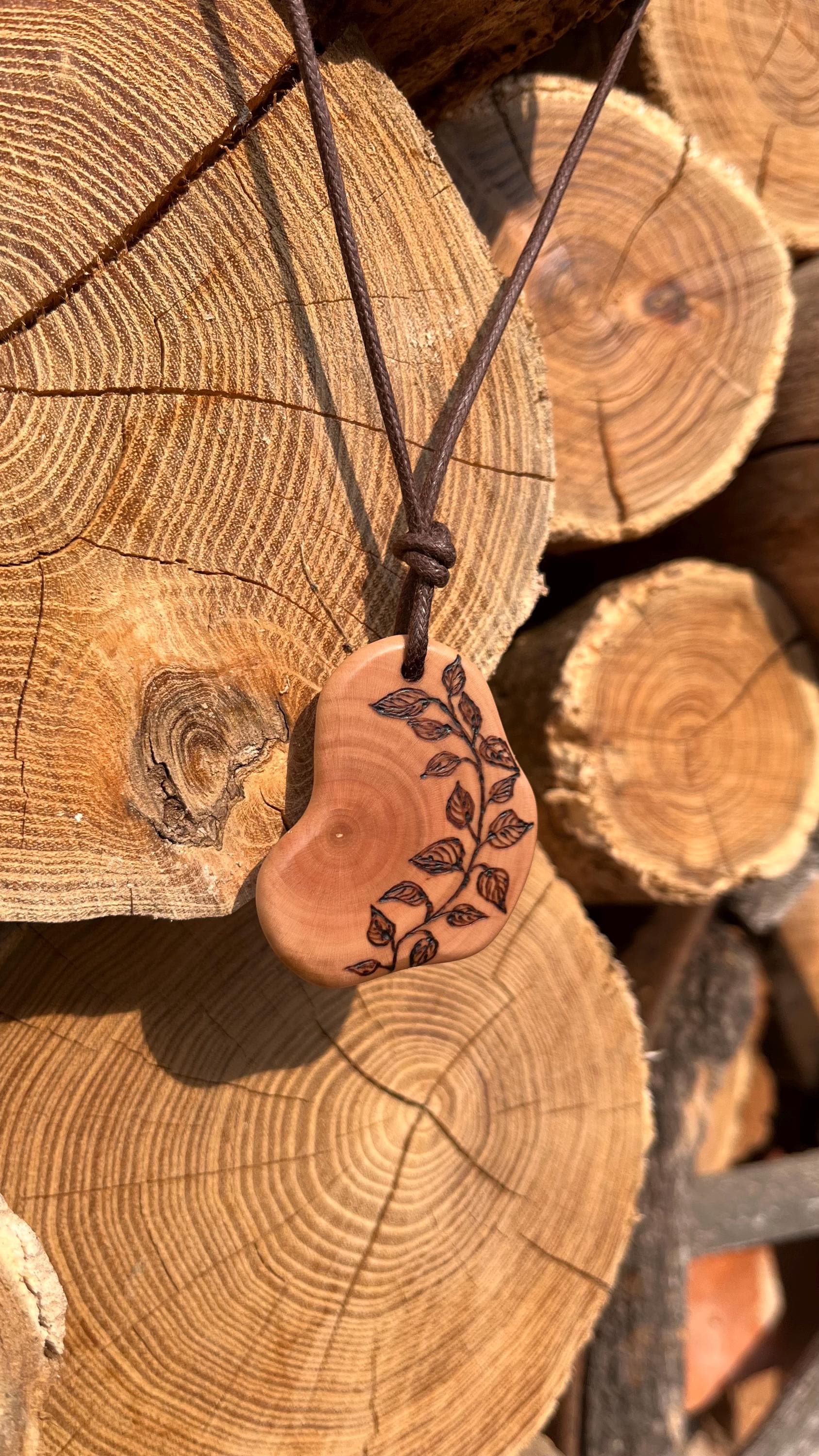 Kette Mit Anhänger, Holz Flieder, Rankenmuster Eingebrannt, Baumwollband Längenverstellbar, Dunkelbraun von HolzartikelVonJana