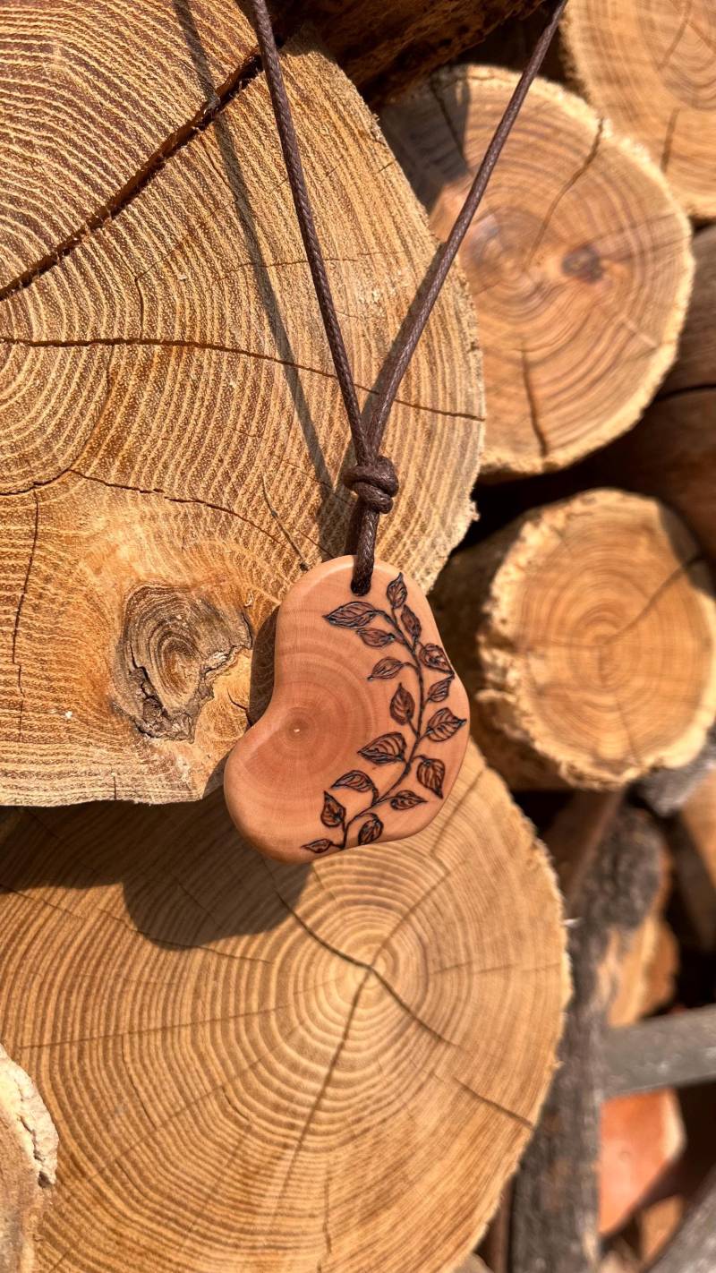 Kette Mit Anhänger, Holz Flieder, Rankenmuster Eingebrannt, Baumwollband Längenverstellbar, Dunkelbraun Kette Mit Anhänger, Holz Flieder, Rankenmuster Eingebrannt, Baumwollband Längenverstellbar, Dunkelbraun von HolzartikelVonJana