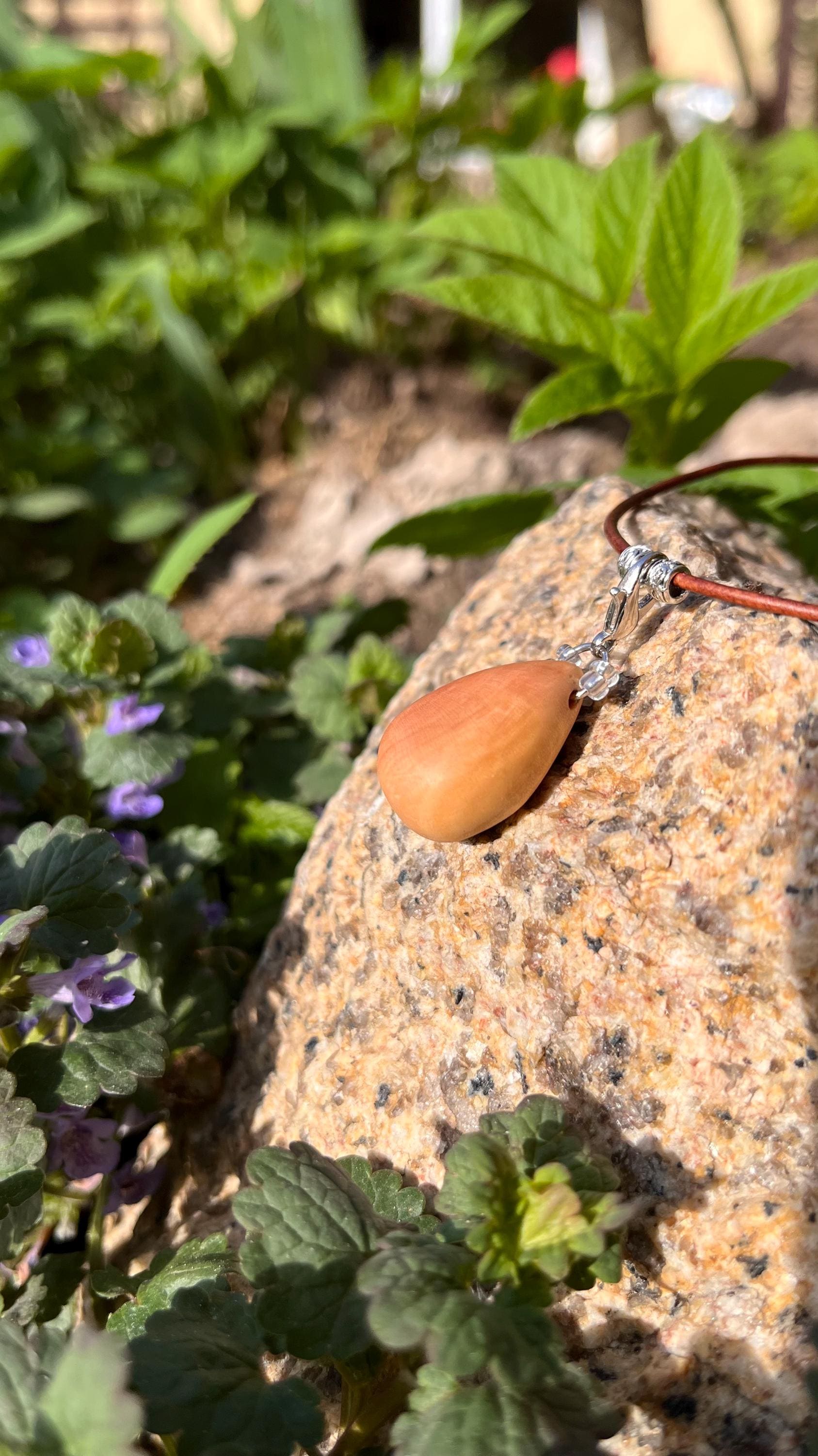 Kette Tropfen Holz Anhänger, Fliederholz, Glasperlen, Silberfarbene Metallperlen, Karabiner, Dunkelbraunes Lederband, Längenverstellbar von HolzartikelVonJana