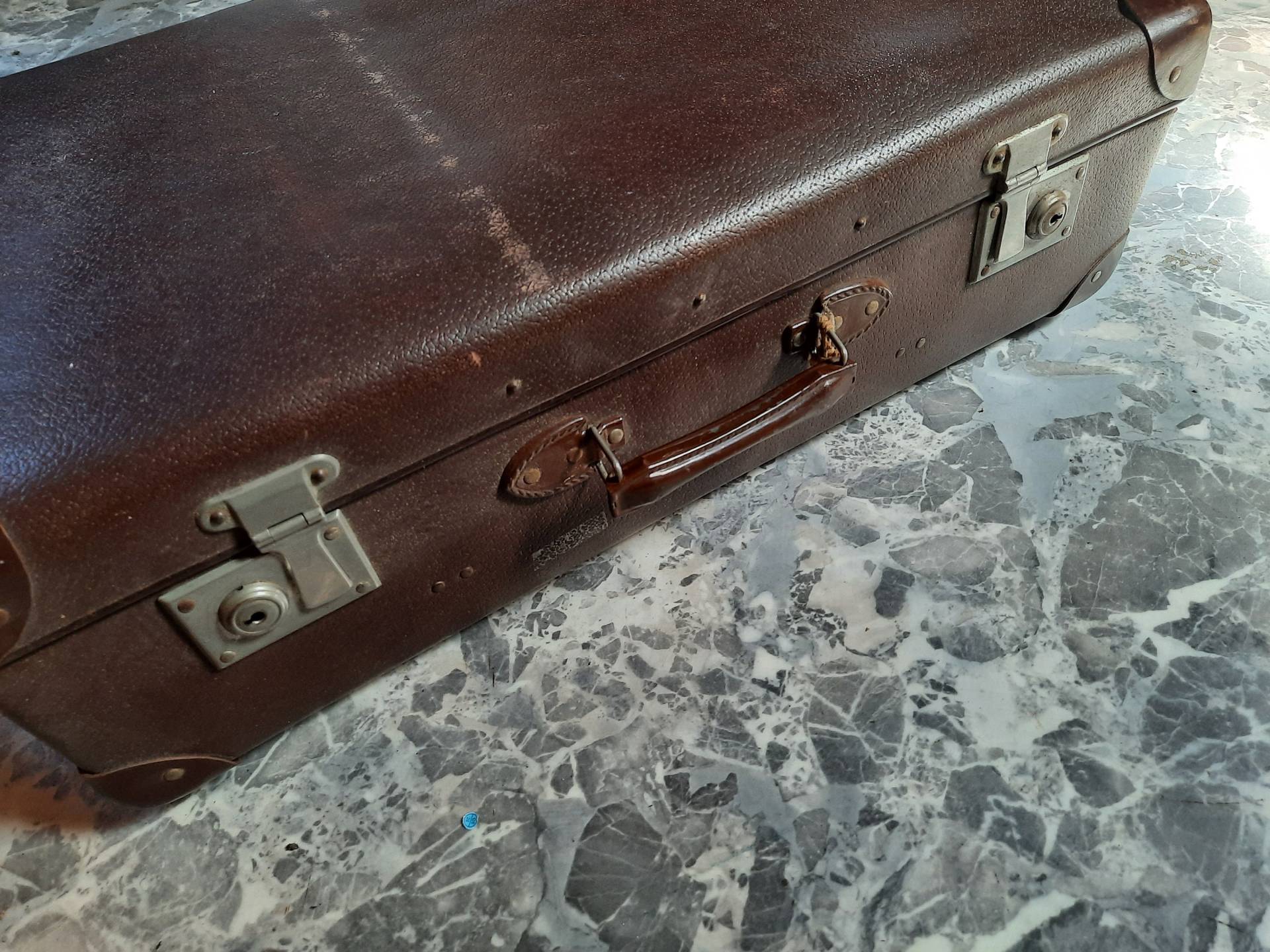 Alter Koffer Mit Lederecken, Gut Erhalten, Ohne Schlüssel, in Lederoptik, Schöne Vintage Deko Alter Koffer Mit Lederecken, Gut Erhalten, Ohne Schlüssel, in Lederoptik, Schöne Vintage Deko von HolzatelierTS