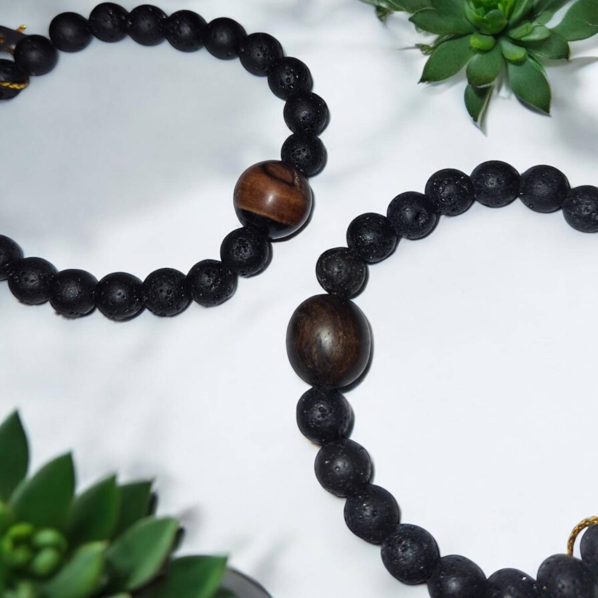 Diffusorarmband Mit Lavaperlen Und Handgemachter Holzperle Diffusorarmband Mit Lavaperlen Und Handgemachter Holzperle von Holzbrise