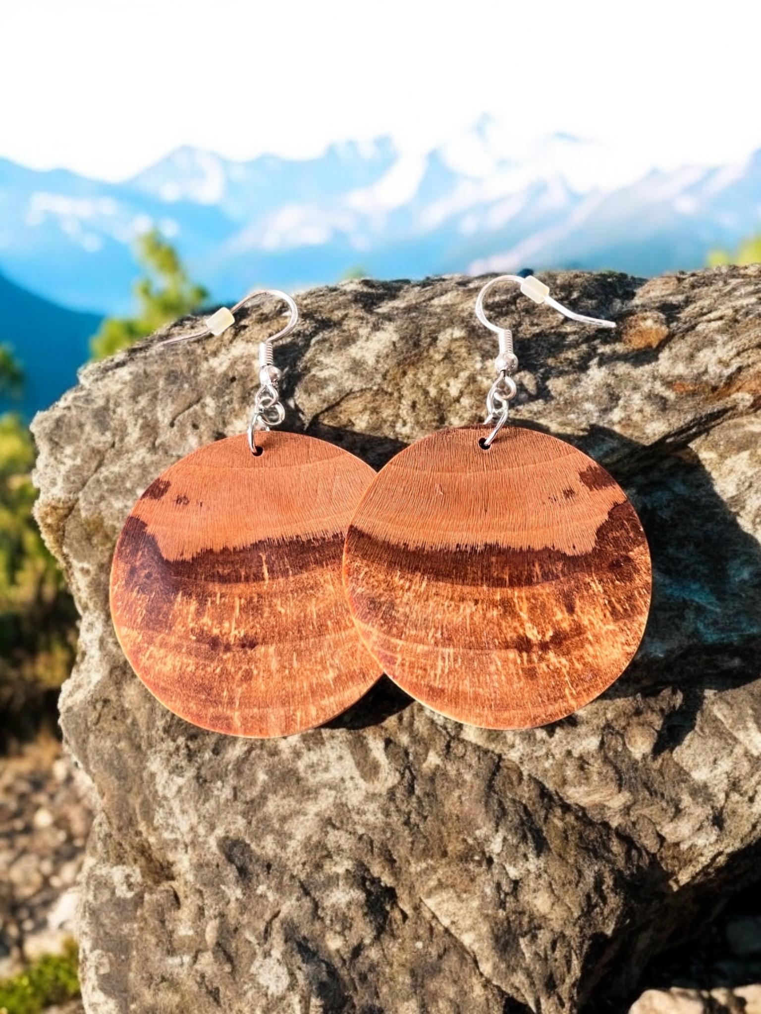 Handgemachte Ohrringe Aus Gestocktem Kirschholz Handgemachte Ohrringe Aus Gestocktem Kirschholz von Holzbrise
