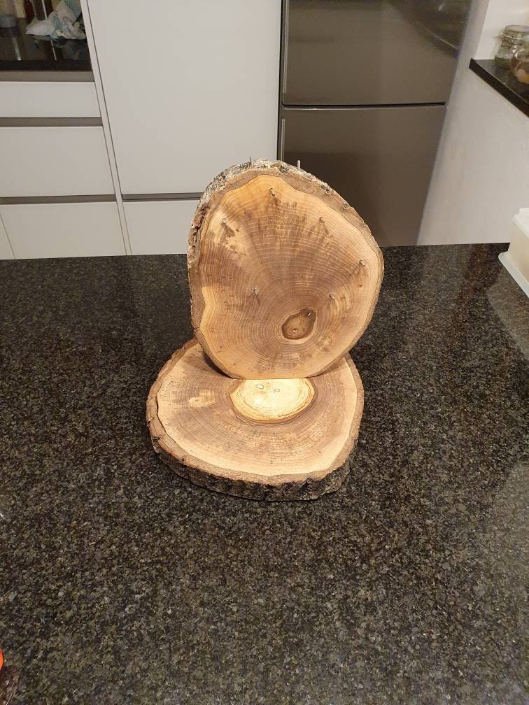 Schmuckständer, Nussbaum, Holzscheibe, Massivholz, 30 cm Schmuckständer, Nussbaum, Holzscheibe, Massivholz, 30 cm von HolzdekoKunst