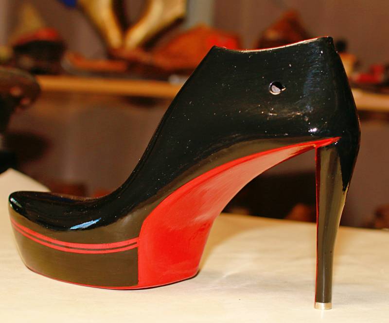 High Heels in Rot Und Schwarz Aus Einem Alten Schuhleisten High Heels in Rot Und Schwarz Aus Einem Alten Schuhleisten von Holzgiesserei