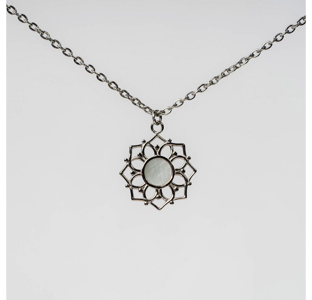 Holzkern Kette mit Anhänger Halskette mit weißem Perlmutt Anhänger - Holzkern Modell: Jewelry Holzkern Kette mit Anhänger Halskette mit weißem Perlmutt Anhänger - Holzkern Modell: Jewelry von Holzkern