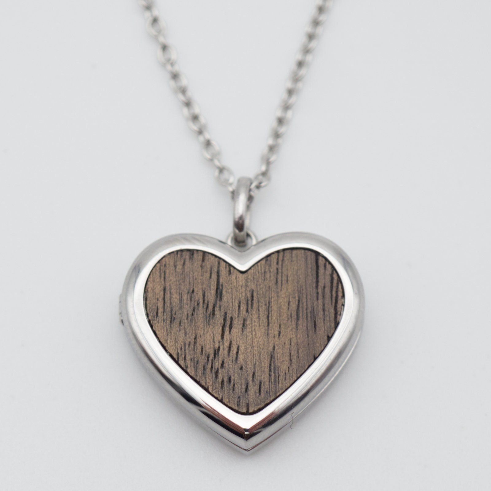 Holz-Medaillon Herz Mit Gravur Und Foto Zum Öffnen. Halskette 45+5 cm, Silber Walnuss Holz-Medaillon Herz Mit Gravur Und Foto Zum Öffnen. Halskette 45+5 cm, Silber Walnuss von Holzklopfen