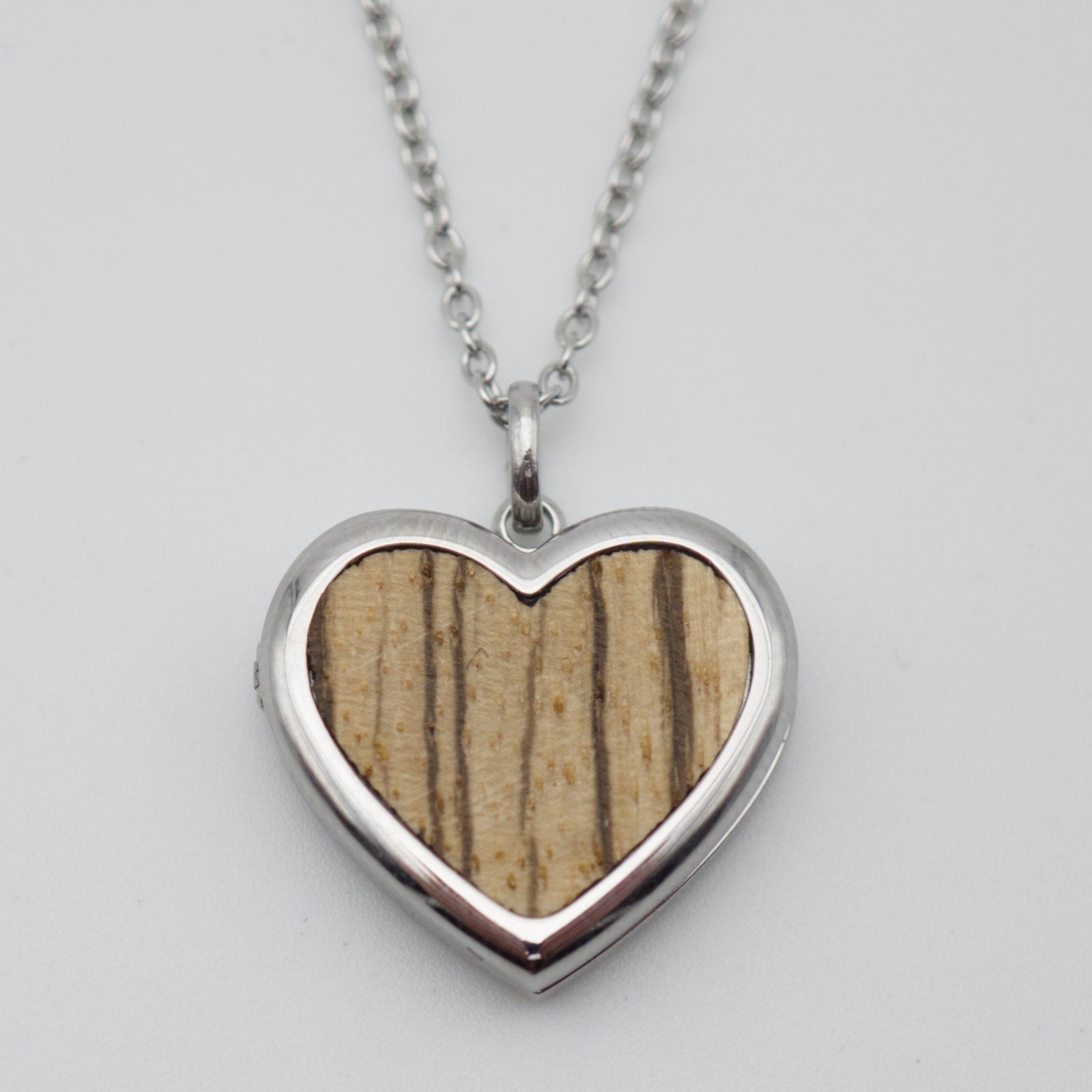 Holz-Medaillon Herz Mit Gravur Und Foto Zum Öffnen. Halskette 45+5 cm, Silber Zebrano Holz-Medaillon Herz Mit Gravur Und Foto Zum Öffnen. Halskette 45+5 cm, Silber Zebrano von Holzklopfen