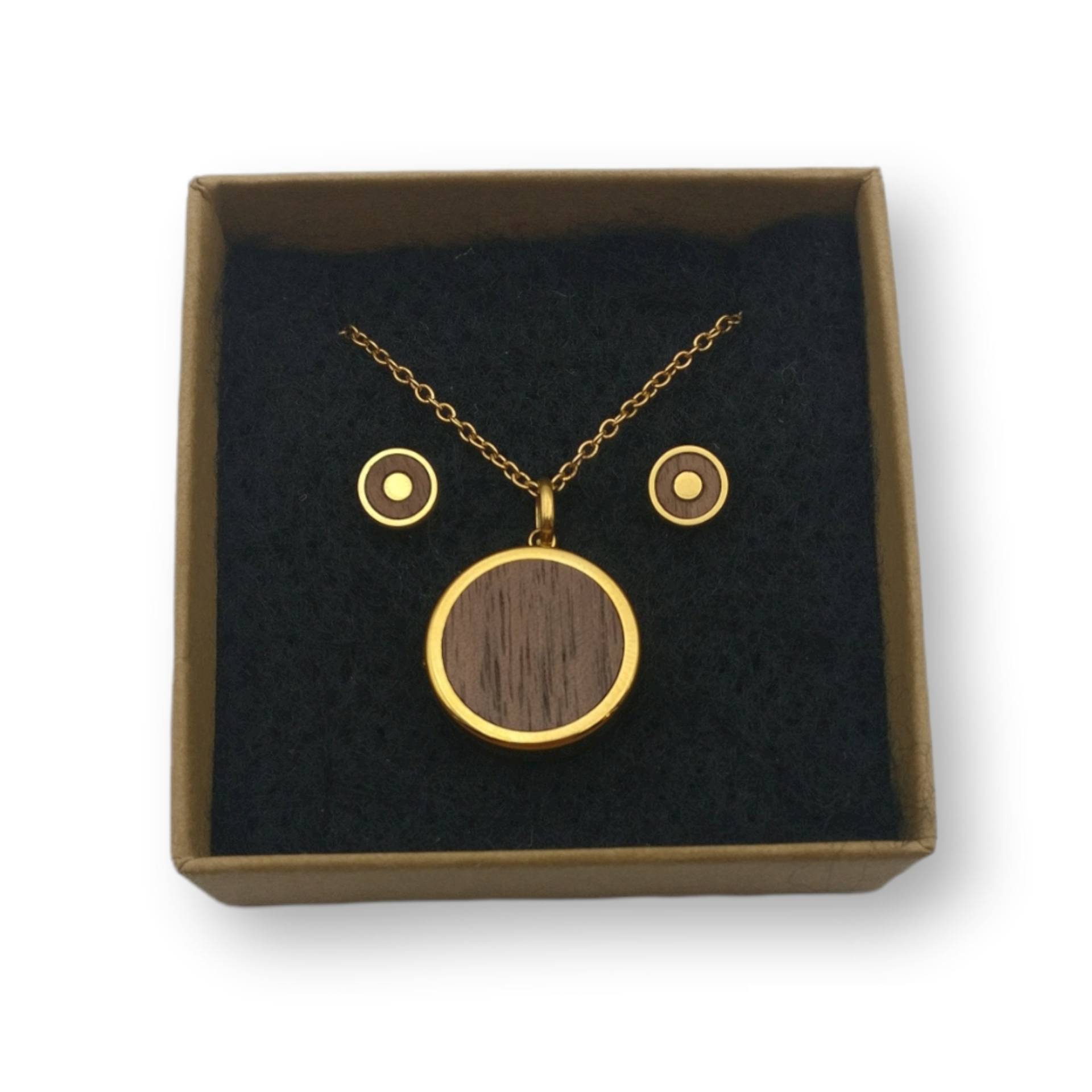 Holz-Medaillon Mit Gravur Und Ohrstecker. Halskette 45 + 5 cm, Gold Walnussholz Holz-Medaillon Mit Gravur Und Ohrstecker. Halskette 45 + 5 cm, Gold Walnussholz von Holzklopfen