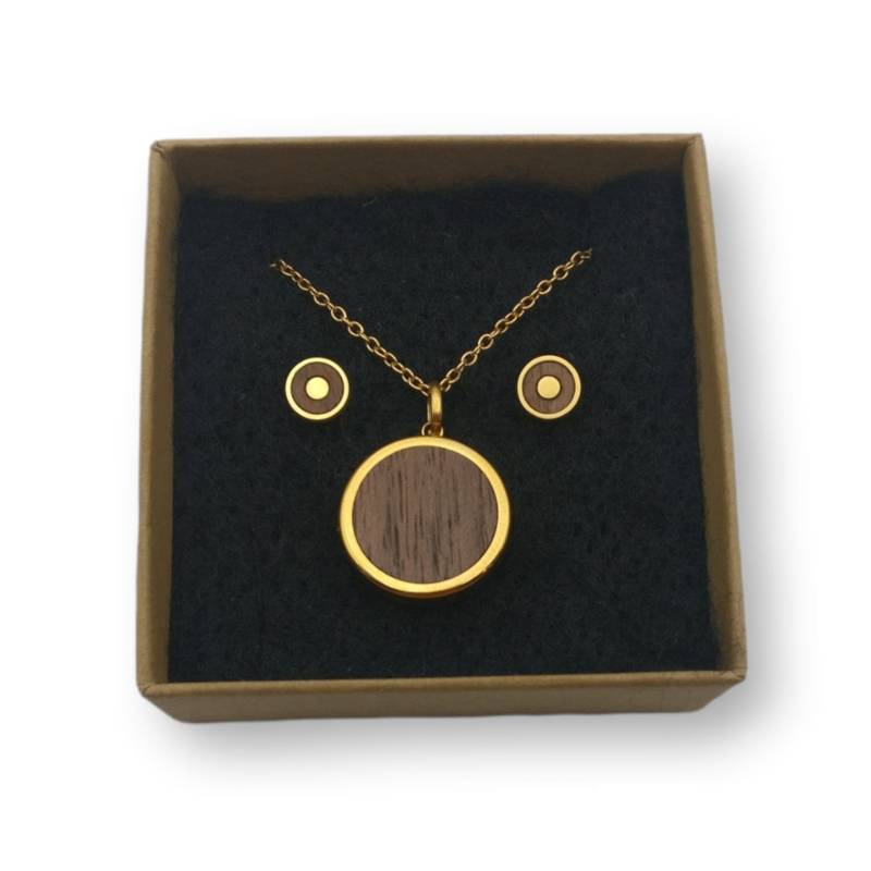 Holz-Medaillon Mit Gravur Und Ohrstecker. Halskette 45 + 5 cm, Gold Walnussholz Holz-Medaillon Mit Gravur Und Ohrstecker. Halskette 45 + 5 cm, Gold Walnussholz von Holzklopfen