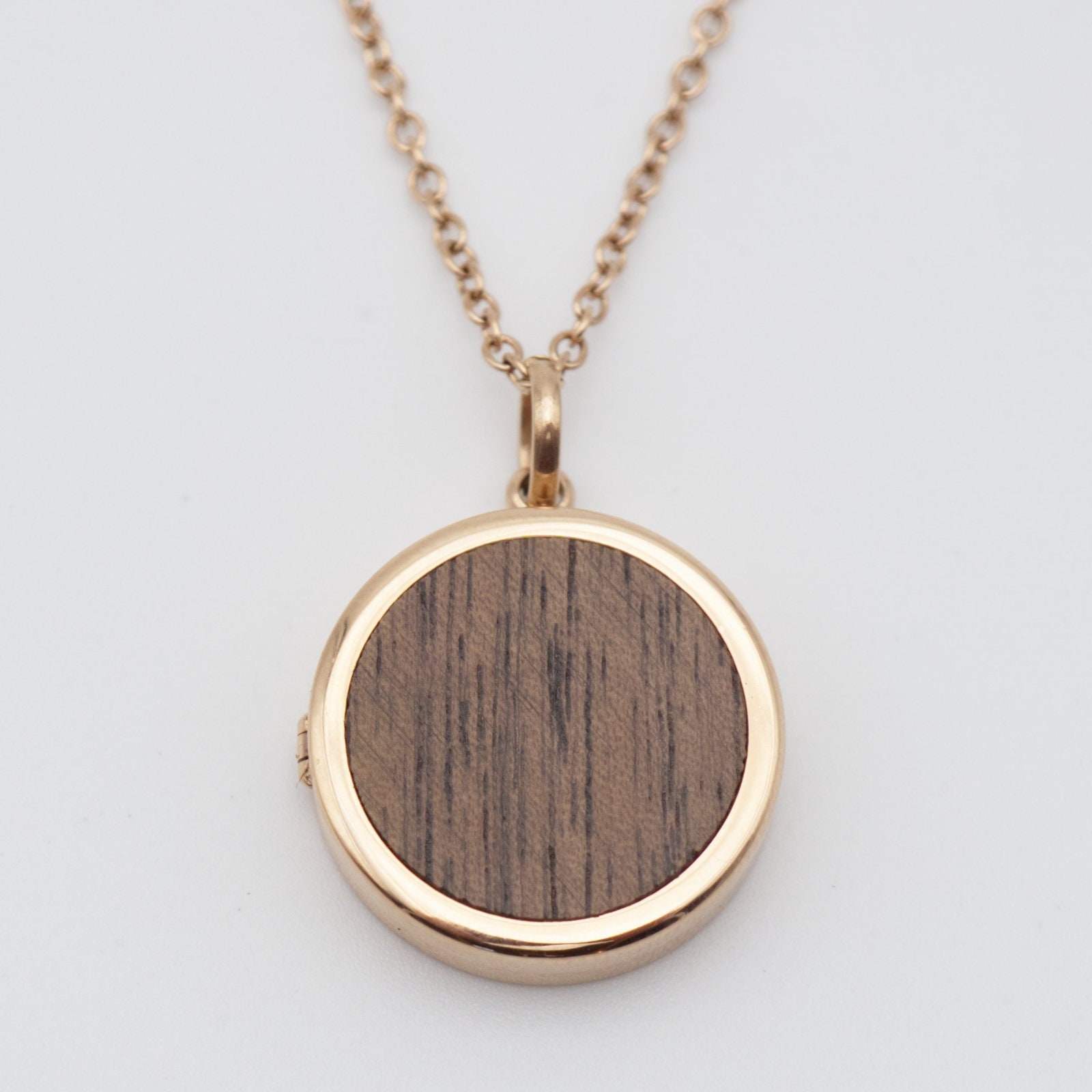 Holz-Medaillon Rund Mit Gravur Und Foto Zum Öffnen. Halskette 45+5 cm, Rosé Walnuss Holz-Medaillon Rund Mit Gravur Und Foto Zum Öffnen. Halskette 45+5 cm, Rosé Walnuss von Holzklopfen