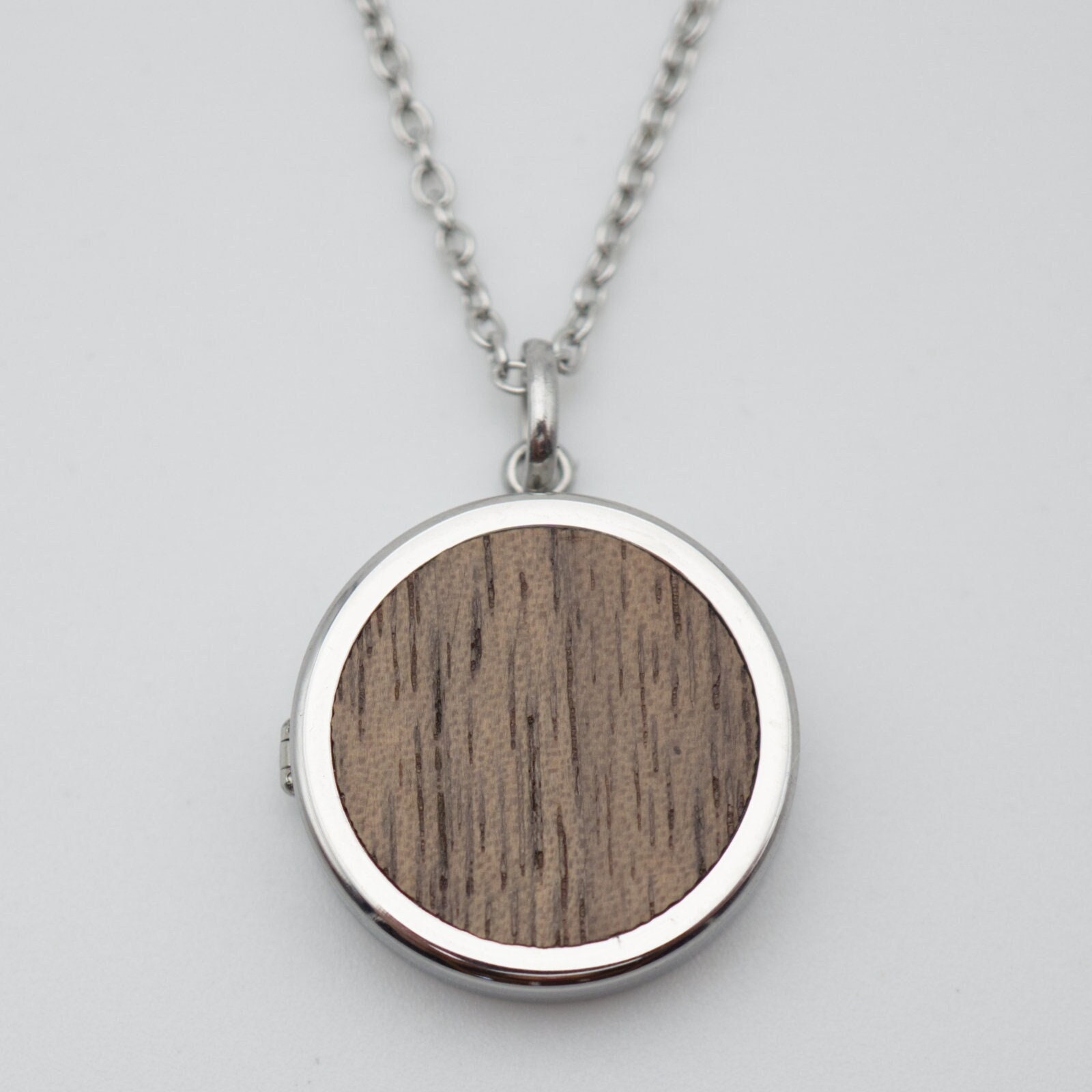 Holz-Medaillon Rund Mit Gravur Und Foto Zum Öffnen. Halskette 45+5 cm, Silber Walnuss Holz-Medaillon Rund Mit Gravur Und Foto Zum Öffnen. Halskette 45+5 cm, Silber Walnuss von Holzklopfen
