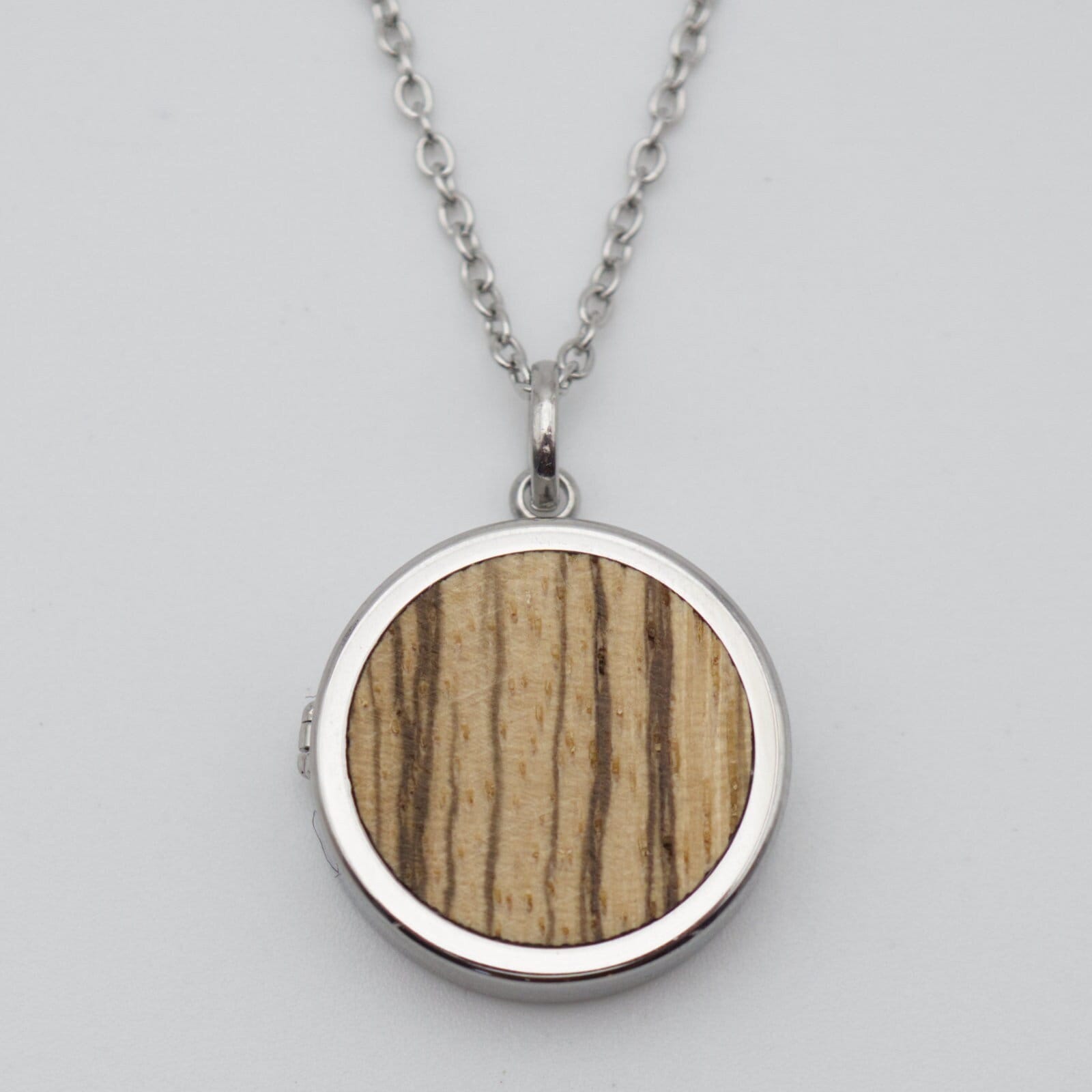 Holz-Medaillon Rund Mit Gravur Und Foto Zum Öffnen. Halskette 45+5 cm, Silber Zebrano Holz-Medaillon Rund Mit Gravur Und Foto Zum Öffnen. Halskette 45+5 cm, Silber Zebrano von Holzklopfen
