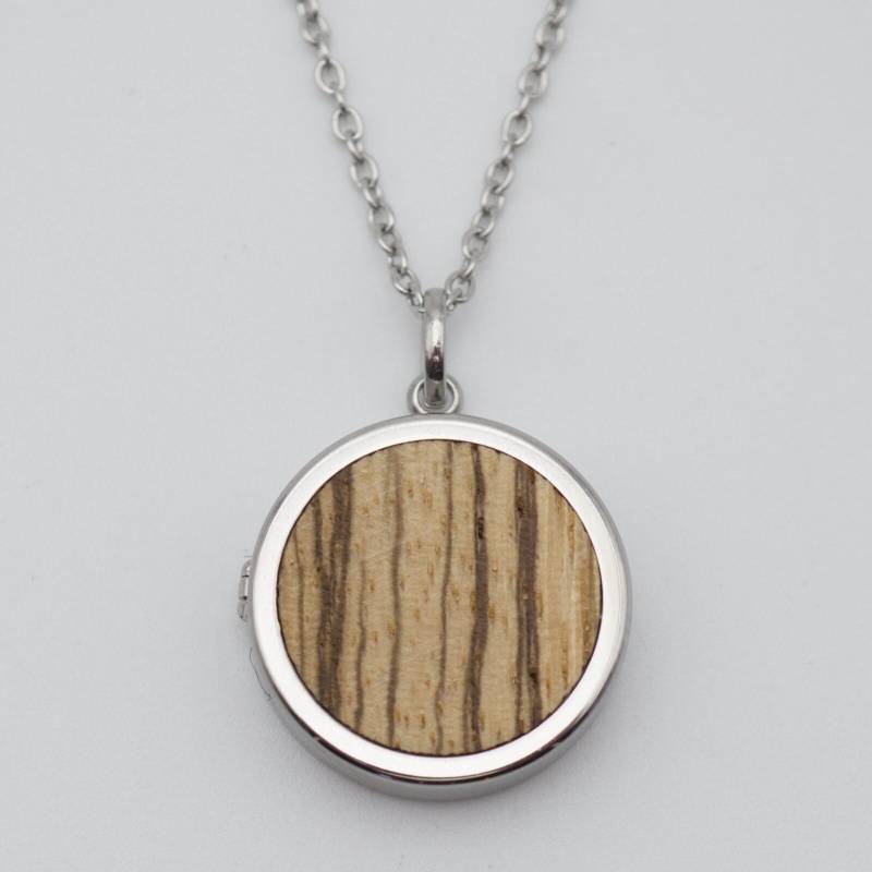 Holz-Medaillon Rund Mit Gravur Und Foto Zum Öffnen. Halskette 45+5 cm, Silber Zebrano Holz-Medaillon Rund Mit Gravur Und Foto Zum Öffnen. Halskette 45+5 cm, Silber Zebrano von Holzklopfen