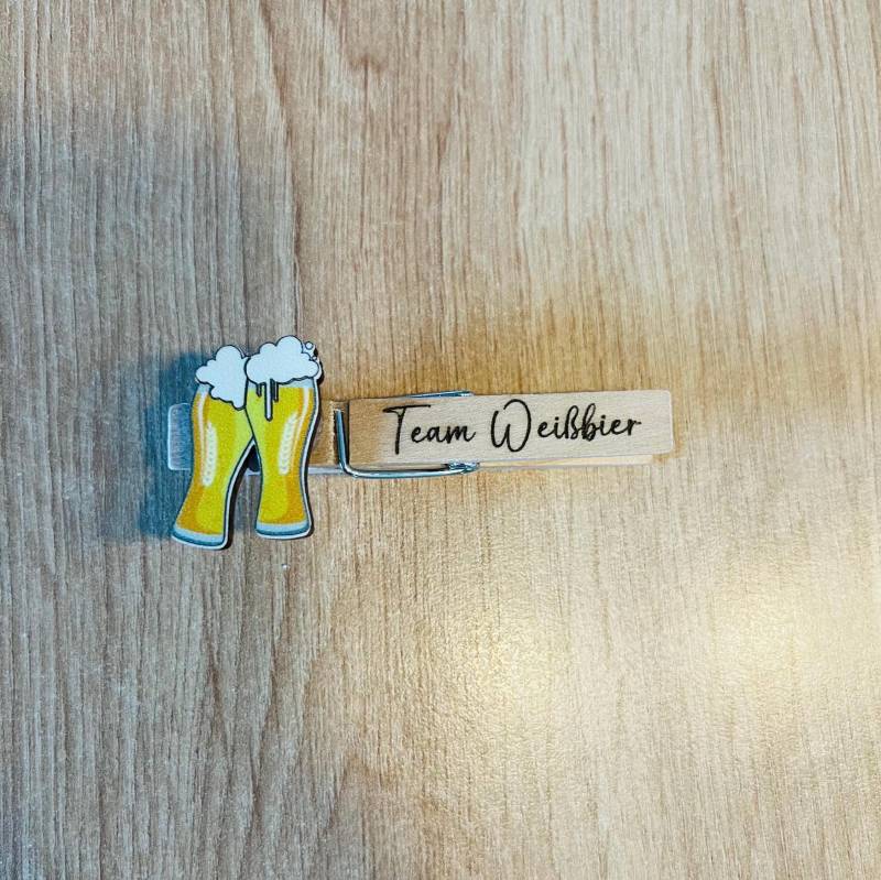 Glupperl, Oktoberfest/Wiesn Wäscheklammer Mit Gravur „Team Weißbier" & Anstoßende Weißbiergläser von HolzmeetsDesign