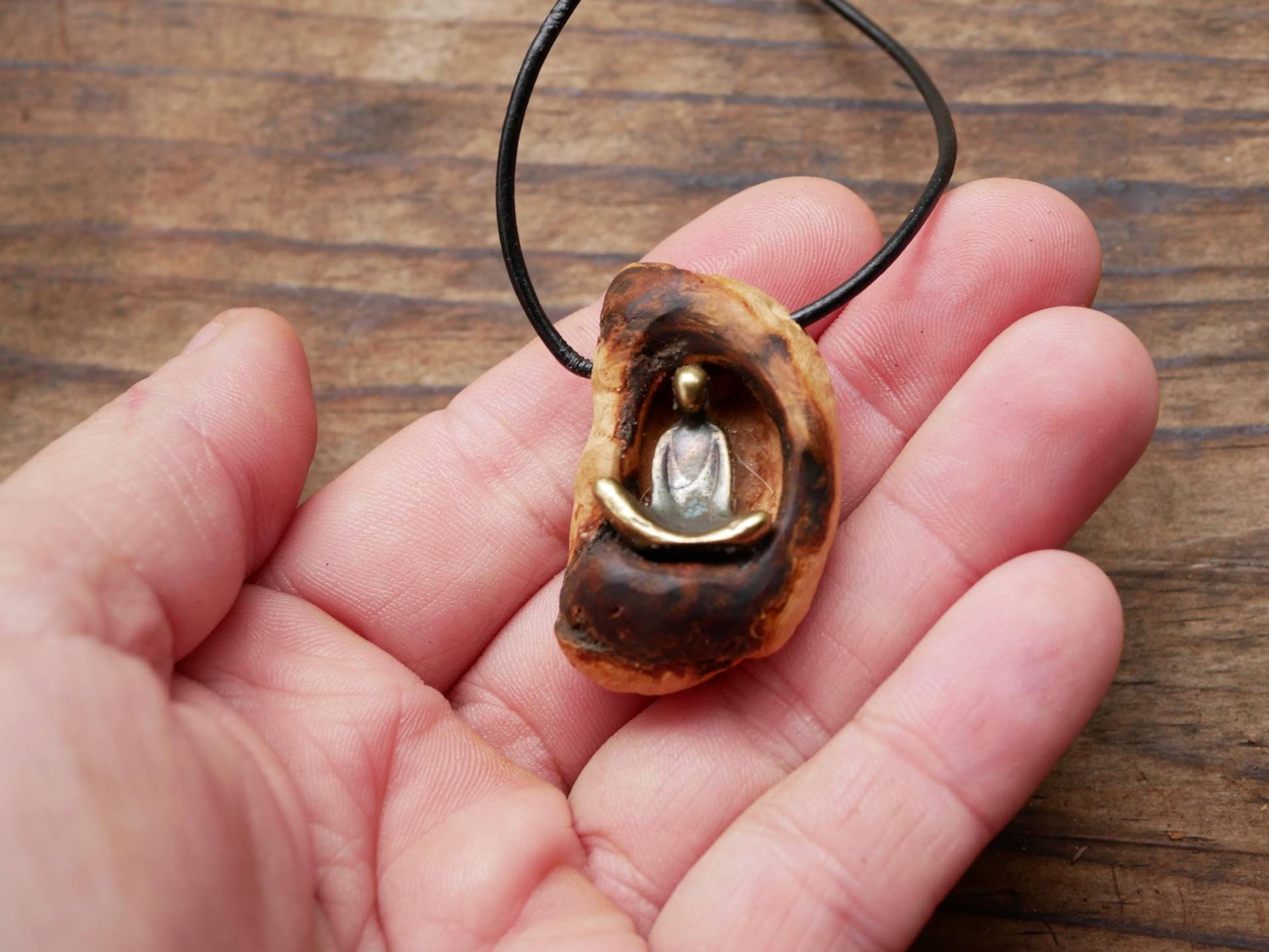 Buddha Figur Kette Baumperle Baumperlenkette Baumperlenschmuck Mediation Yoga Buddha Figur Kette Baumperle Baumperlenkette Baumperlenschmuck Mediation Yoga von Holzschmiedin