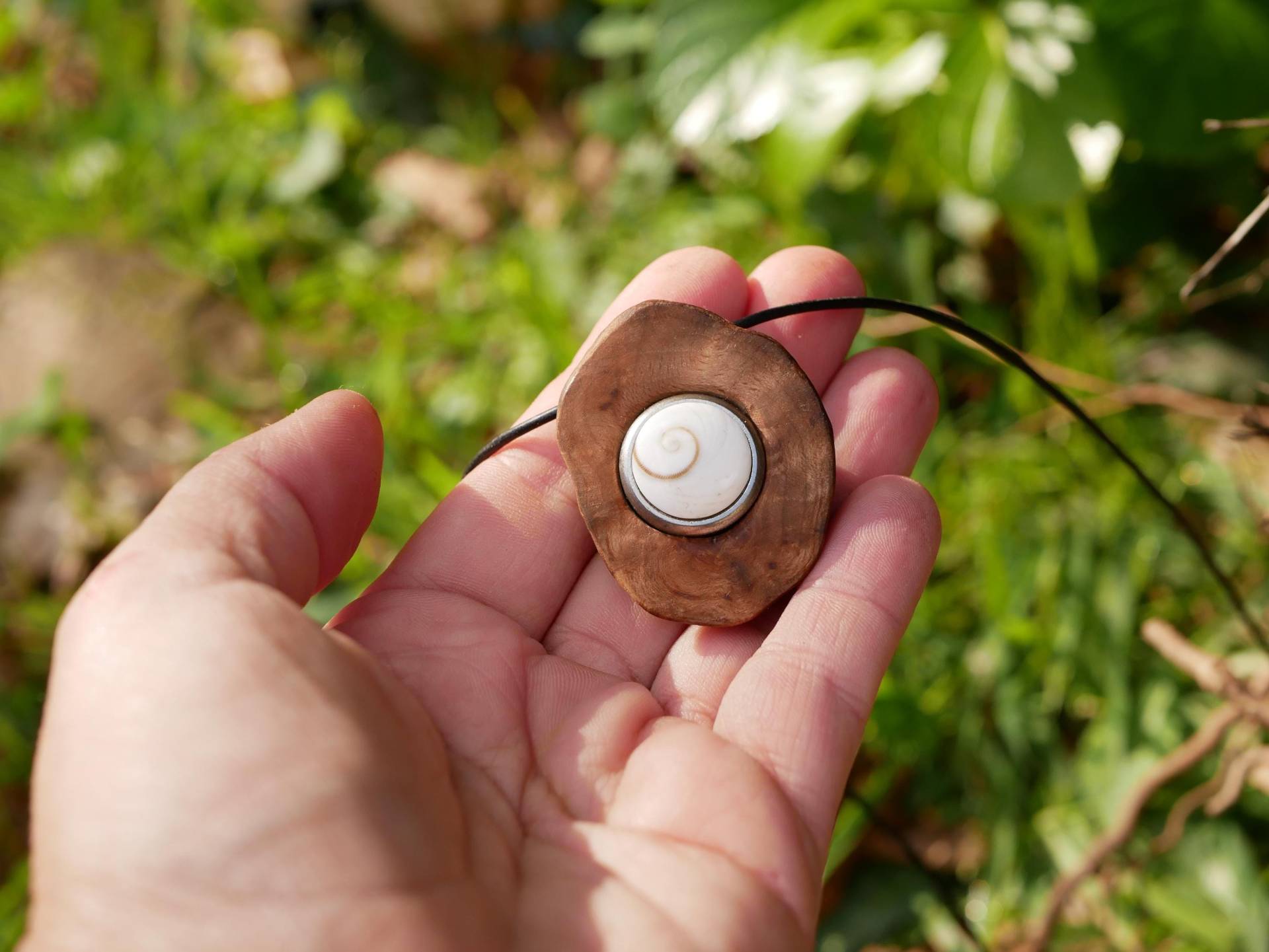 Kettenanhänger Baumperle Mit Button Kettenanhänger Baumperle Mit Button von Holzschmiedin