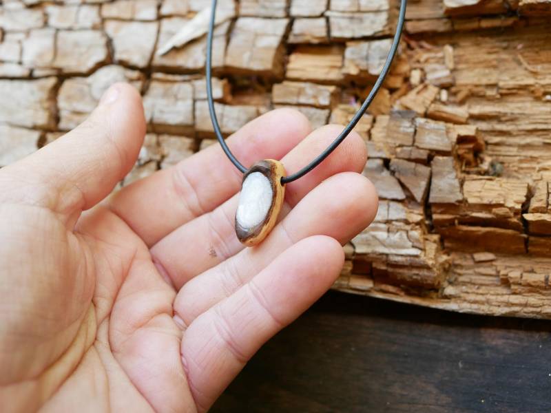 Kettenanhänger Baumperle Mit Epoxid Kettenanhänger Baumperle Mit Epoxid von Holzschmiedin