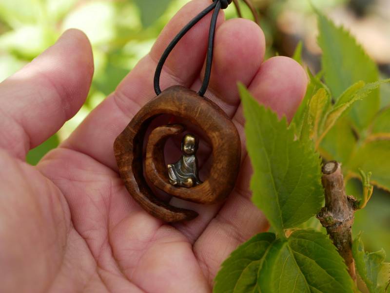 Kettenanhänger Baumperle Spirale Mit Buddha Kettenanhänger Baumperle Spirale Mit Buddha von Holzschmiedin