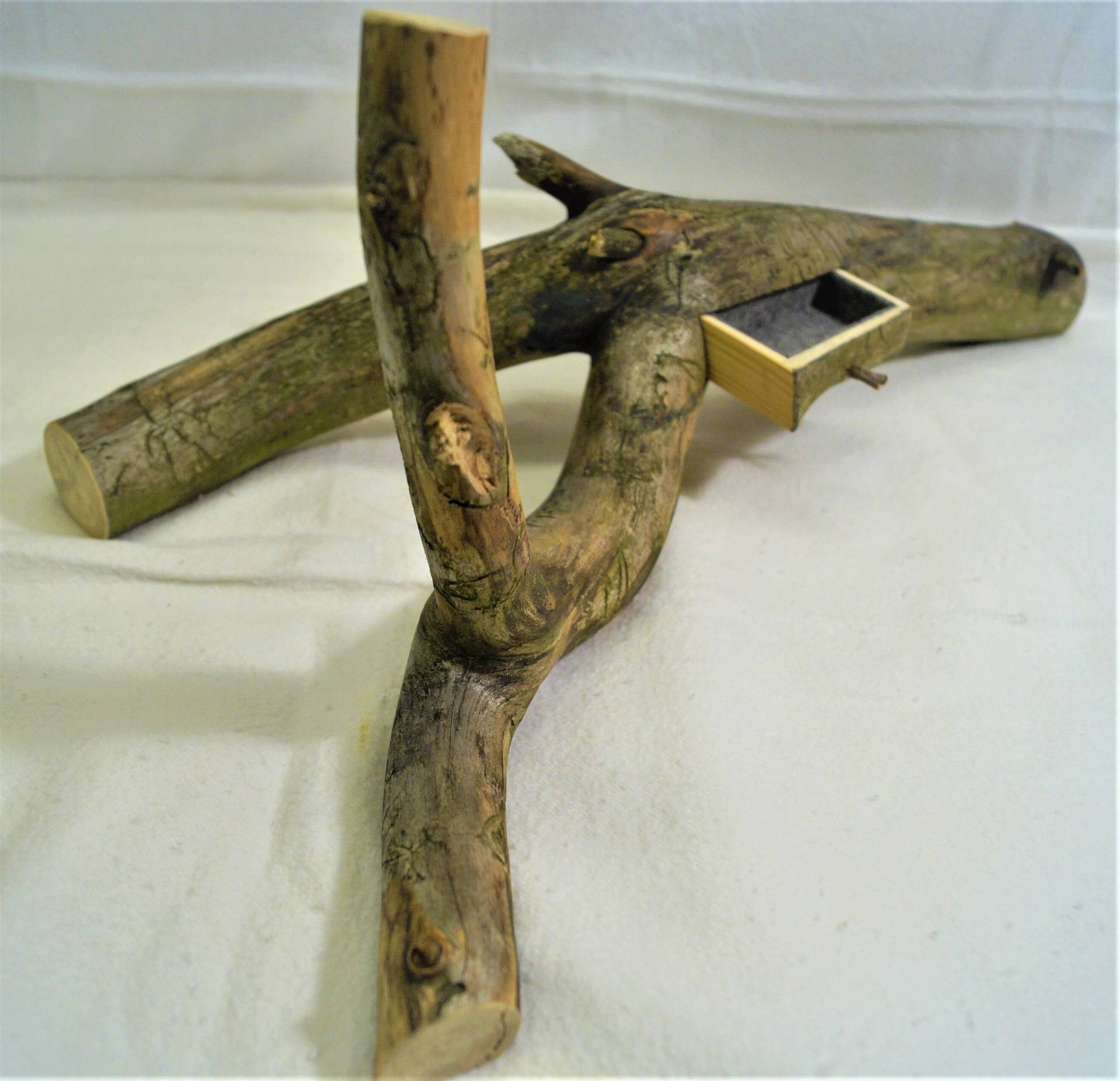 Ein Schmuckkästchen, Schmuckständer Aus Einem Rustikalen Kieferzweig Ein Schmuckkästchen, Schmuckständer Aus Einem Rustikalen Kieferzweig von Holzsiggi