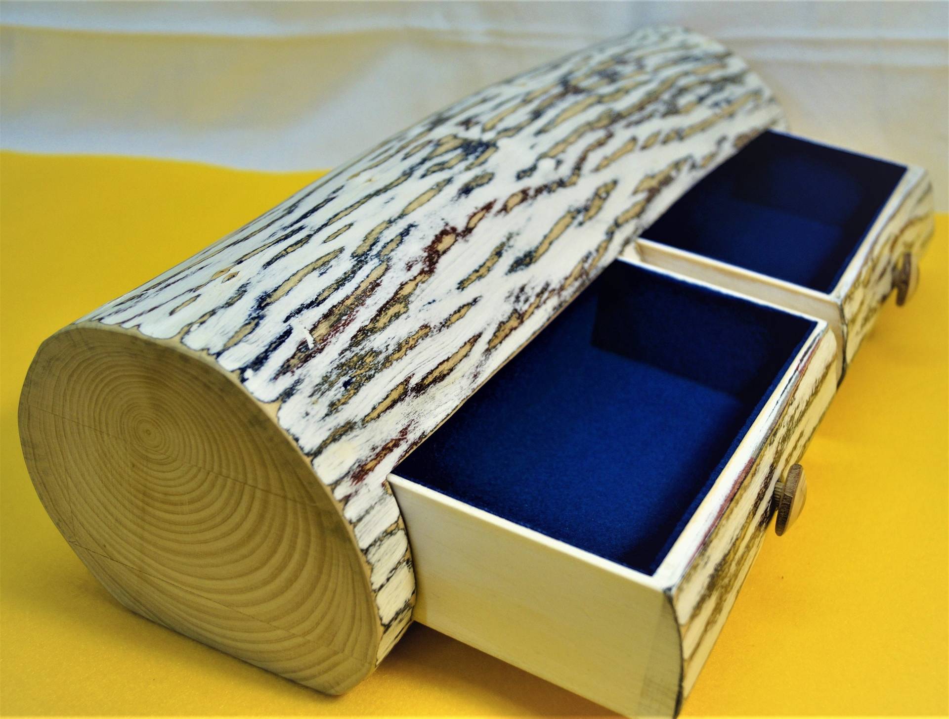 Ein Schmuckkästchen in Shabby Chic Aus Einem Lindenstamm Ein Schmuckkästchen in Shabby Chic Aus Einem Lindenstamm von Holzsiggi