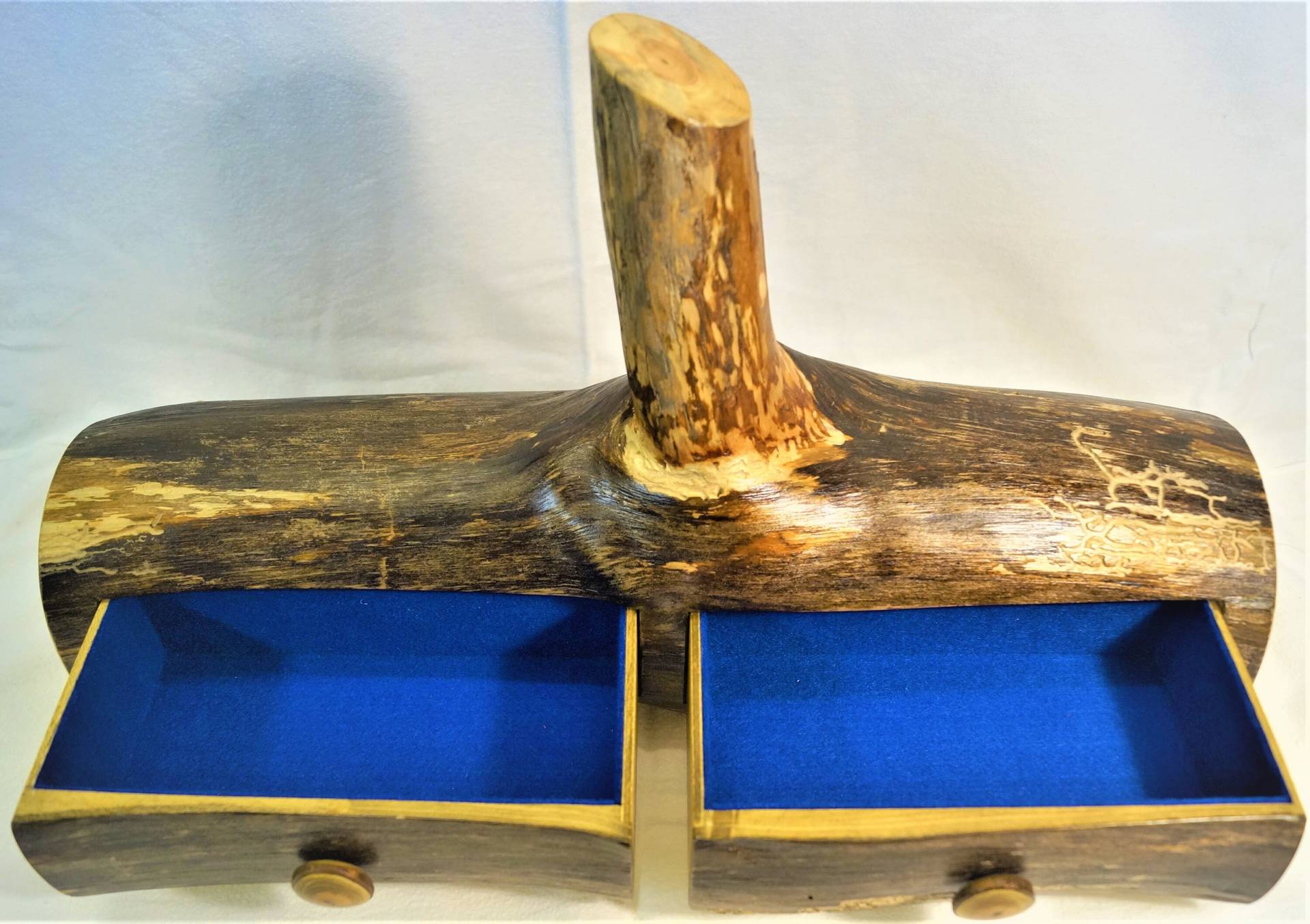 Großer Schmuckkasten Aus Einem Rustikalen Kiefernstamm Großer Schmuckkasten Aus Einem Rustikalen Kiefernstamm von Holzsiggi