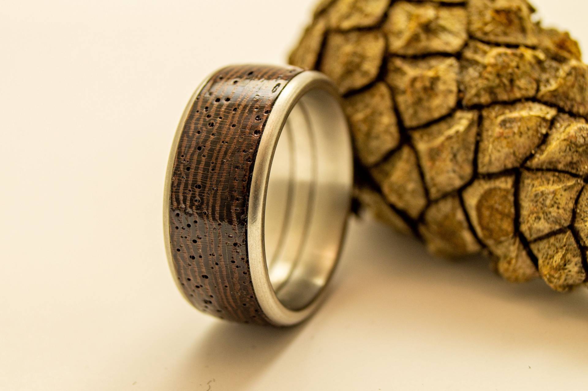 Ring Aus Holz Und Edelstahl, Wenge Ring Aus Holz Und Edelstahl, Wenge von Holzsucher