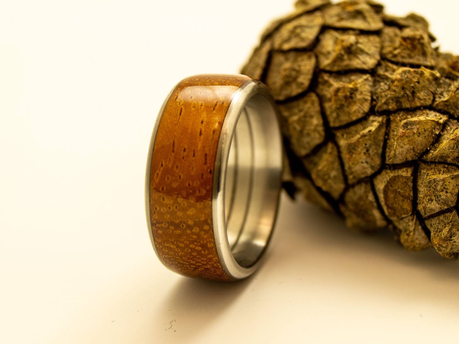 Ring Aus Kambalaholz Und Edelstahl Ring Aus Kambalaholz Und Edelstahl von Holzsucher