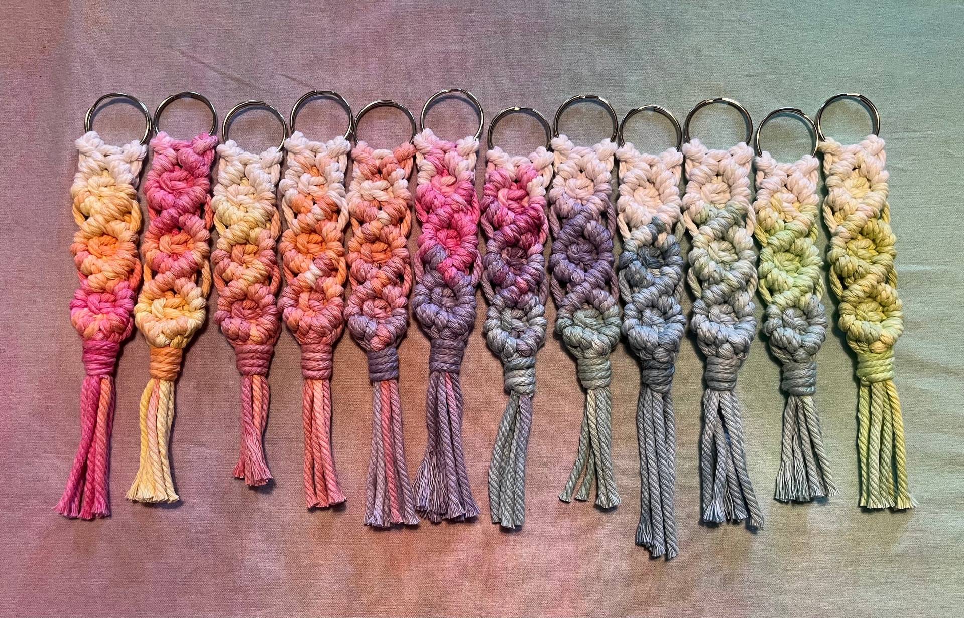 Makramee Schlüsselanhänger Bunt Mit Farbverlauf Makramee Schlüsselanhänger Bunt Mit Farbverlauf von HolzundKnotenSvenja