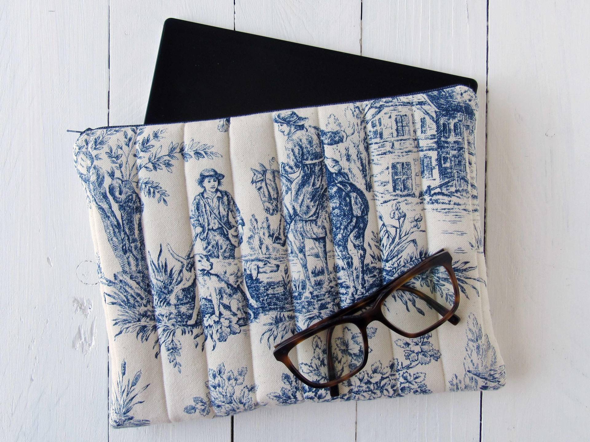 Ipad Hülle Aus Toile De Jouy Hirsch Reiter Jagdszenen Clutch Blau Beige Gesteppt Tablet Zubehör Schutzhülle von HolzundLeinen