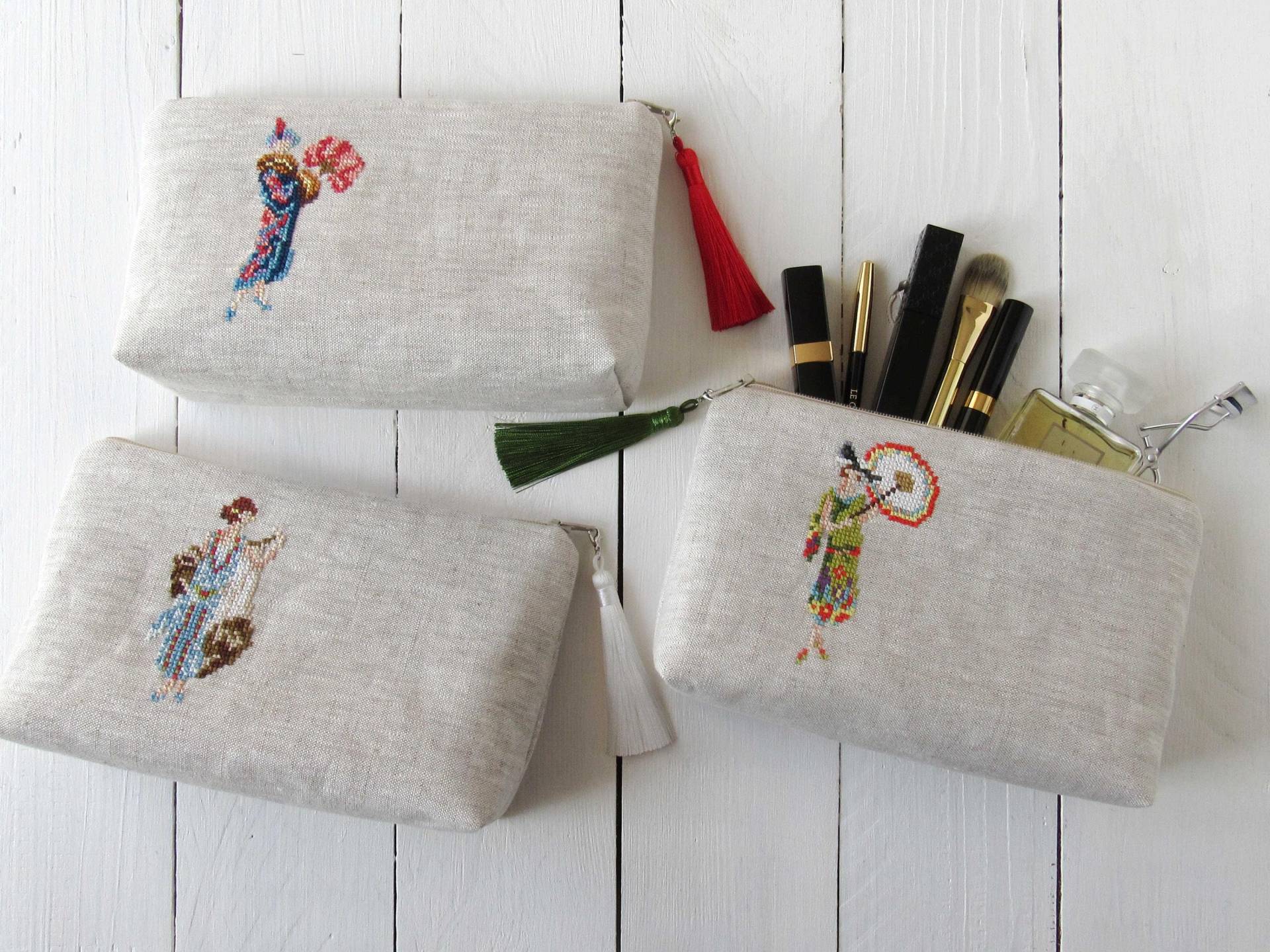 Kosmetiktasche Aus Leinen Art Deco Vintage Mode Handgestickt Mit Quaste Reines Grau Makeup Tasche Gefüttert Baumwolle von HolzundLeinen