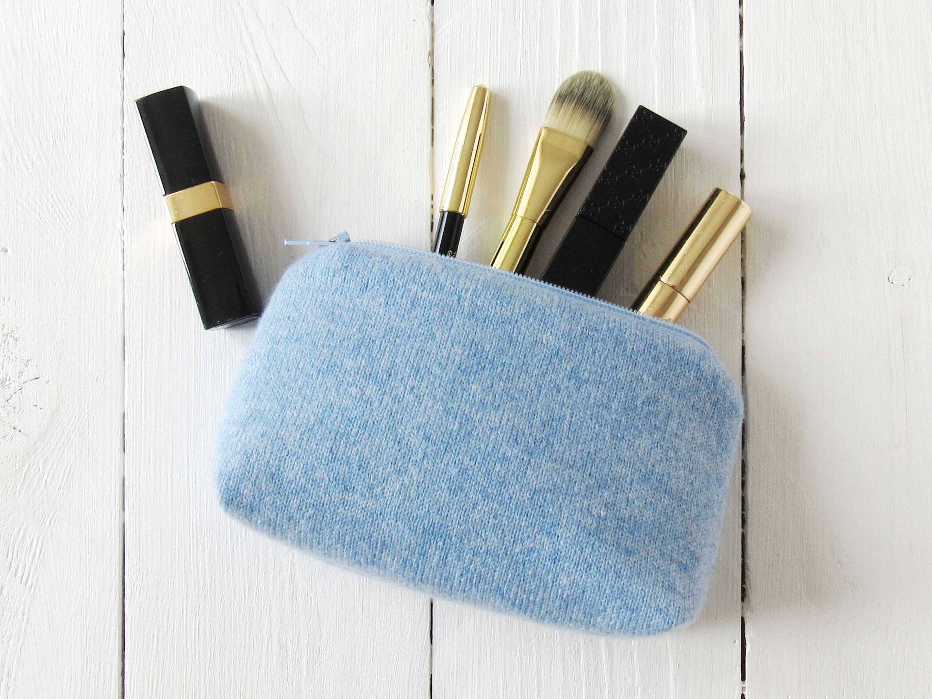 Kosmetiktasche Blau Kaschmirstrick Kleine Makeup Tasche Kaschmirstoff Geschenkidee Brautjungfer Weihnachten von HolzundLeinen