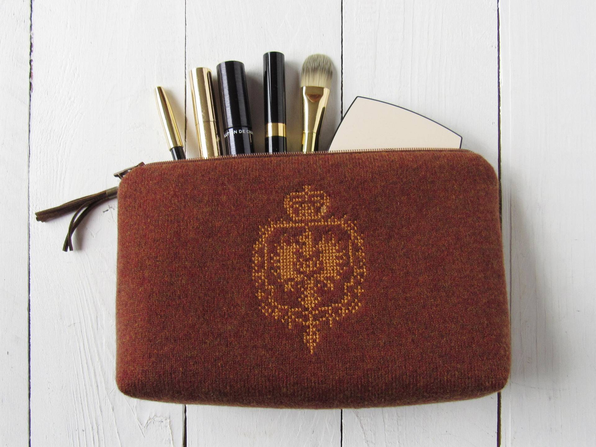 Kosmetiktasche Braun Aus Kaschmir Mit Handgesticktem Wappen Luxuriöse Futterstoff Baumwolle Quaste von HolzundLeinen